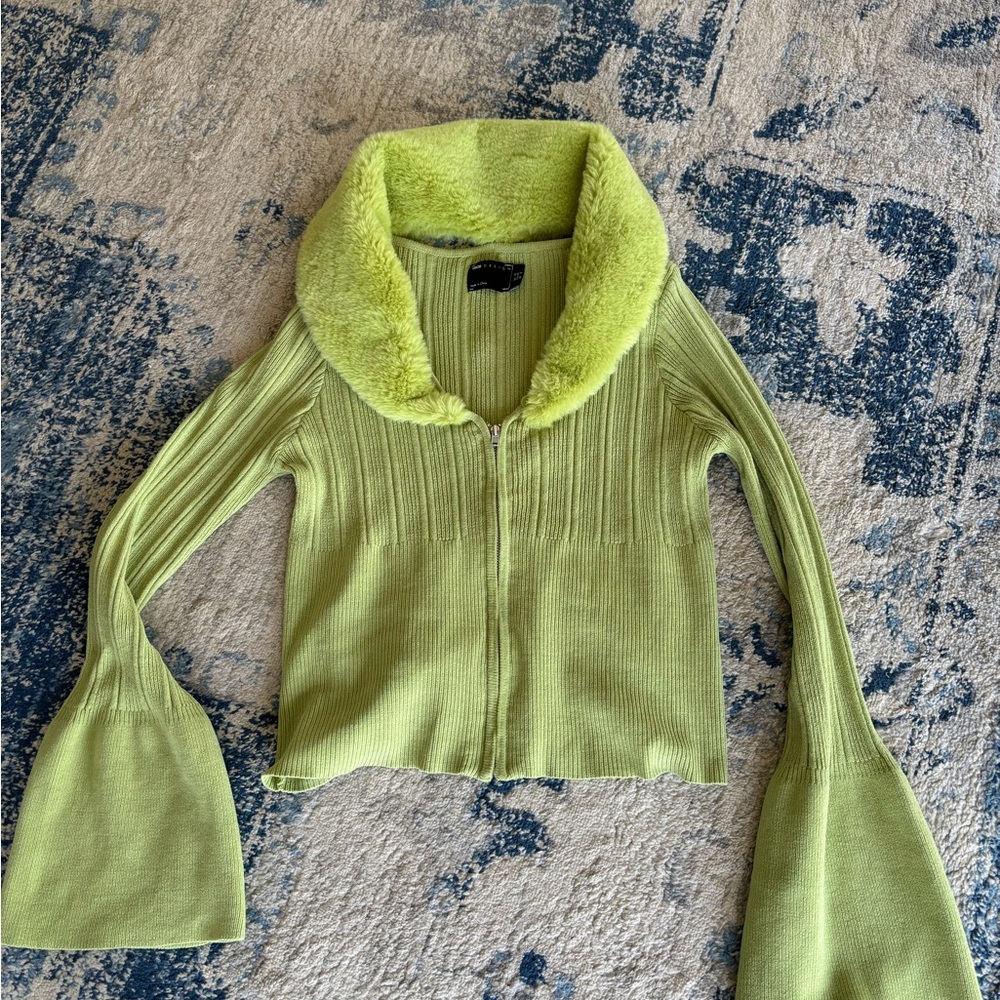 Green Zip-Up Sweater with Flared Sleeves and removal fur collar, crop style